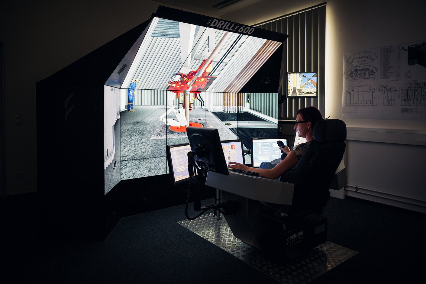 Eine Person sitzt in einem Drilling-Simulator